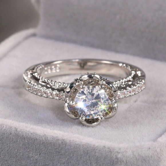 Elegant 925 Silver Round Cut White Sapphire Ring - Picture 2 of 5